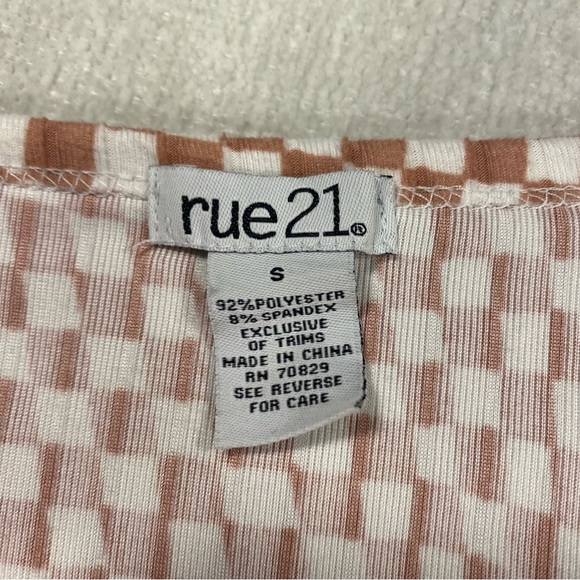 Rue21 Y2K Tan and White Long Sleeve Wavy Checkered Bodysuit Button Check Snap - Picture 2 of 3